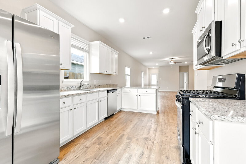 1,650/Mo, 15550 Caramel Springs Dr Conroe, TX 77303 Kitchen View 2