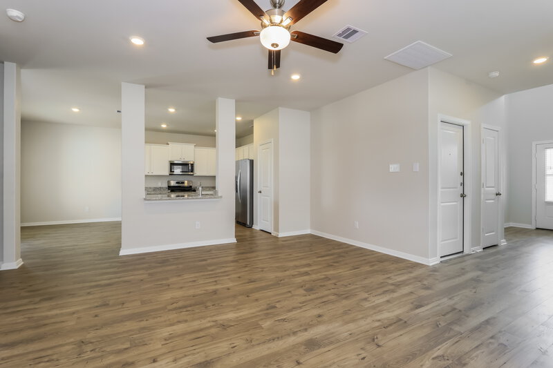 2,035/Mo, 16426 Honeysuckle Hill Dr Conroe, TX 77303 Living Room View 2