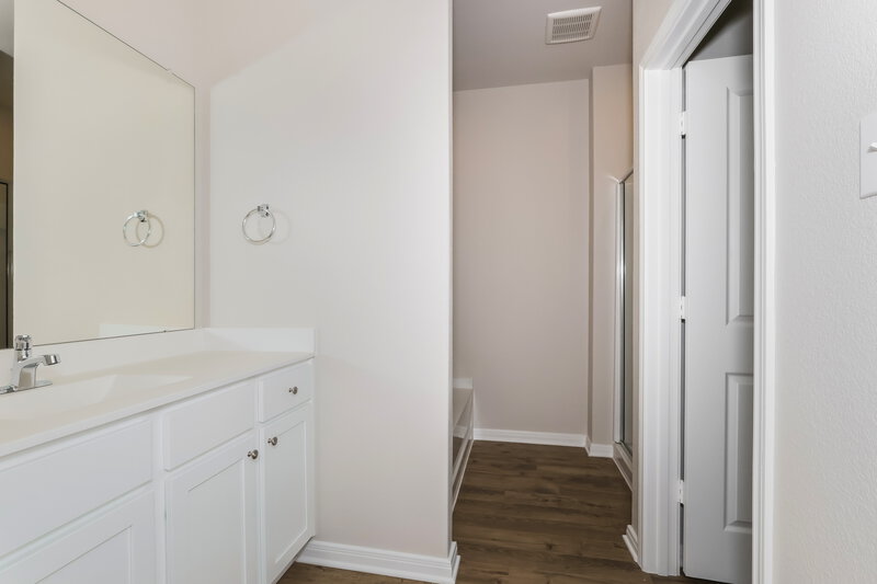 2,035/Mo, 16426 Honeysuckle Hill Dr Conroe, TX 77303 Main Bathroom View