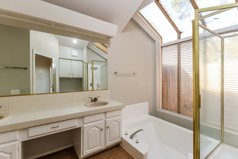 1,925/Mo, 8611 Pines Place Dr Humble, TX 77346 Main Bathroom View