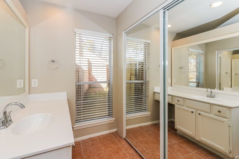 1,945/Mo, 25307 Avery Hill Ln Spring, TX 77373 Main Bathroom View