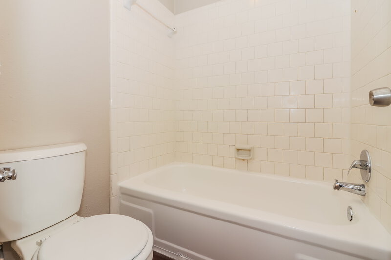 1,945/Mo, 25307 Avery Hill Ln Spring, TX 77373 Main Bathroom View 2