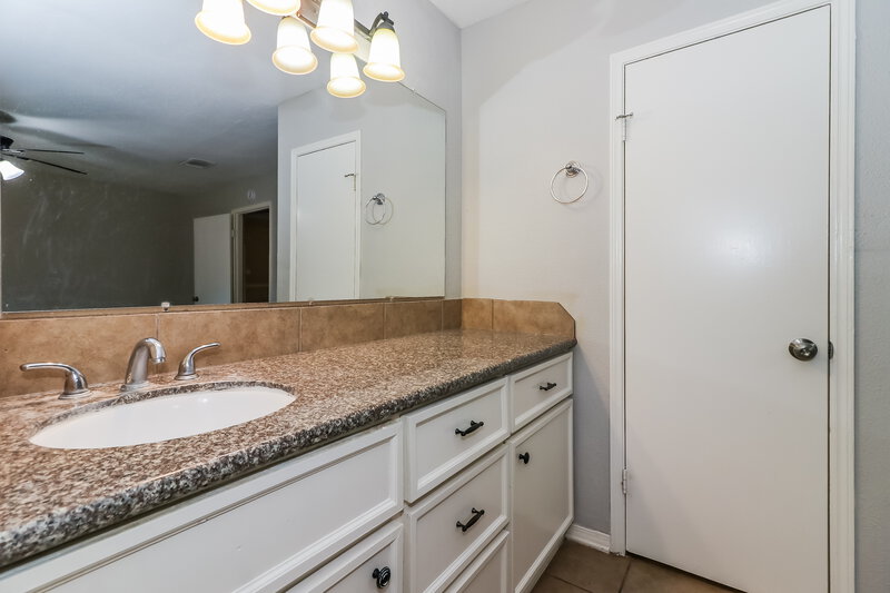 1,665/Mo, 4931 Fitzwater Dr Spring, TX 77373 Main Bathroom View