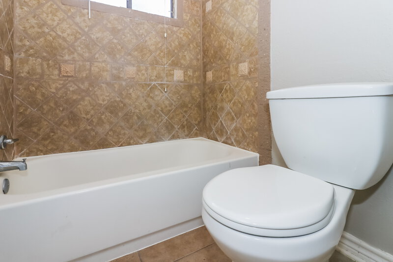 1,665/Mo, 4931 Fitzwater Dr Spring, TX 77373 Main Bathroom View 2