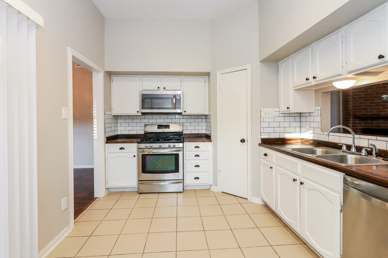 1,640/Mo, 22714 Timber Dust Cir Spring, TX 77373 Kitchen View 2
