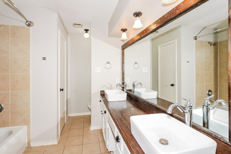 1,640/Mo, 22714 Timber Dust Cir Spring, TX 77373 Main Bathroom View