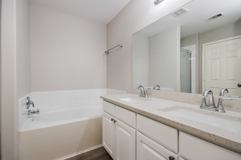 1,925/Mo, 9858 Wing St Conroe, TX 77385 Main Bathroom View