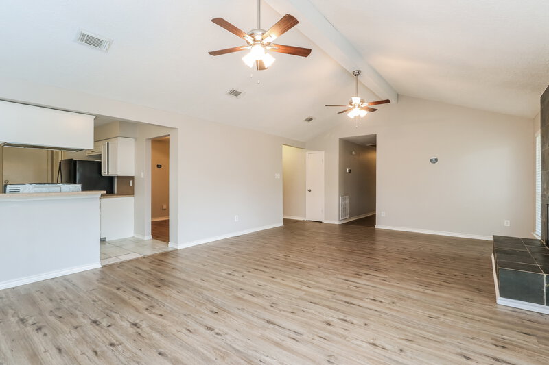1,995/Mo, 9418 Cedar Point Cir Houston, TX 77070 Living Room View 2