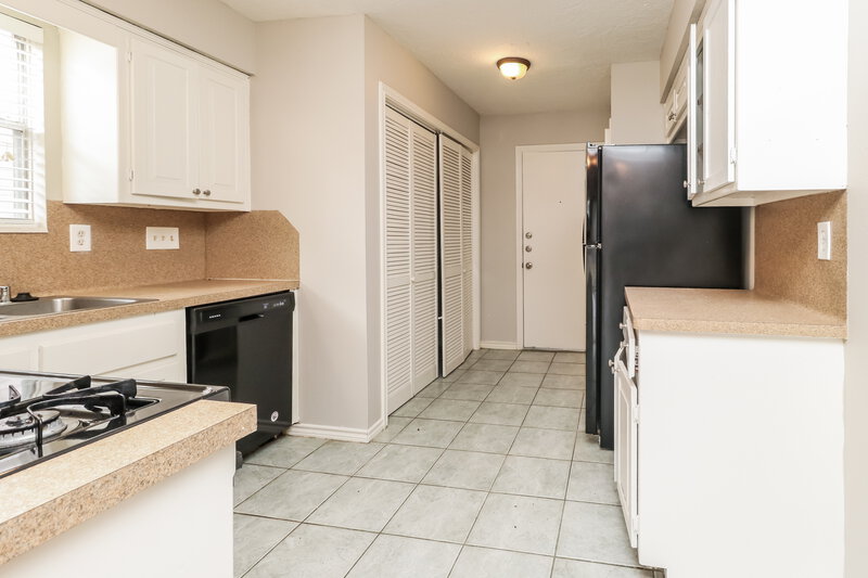 1,995/Mo, 9418 Cedar Point Cir Houston, TX 77070 Kitchen View