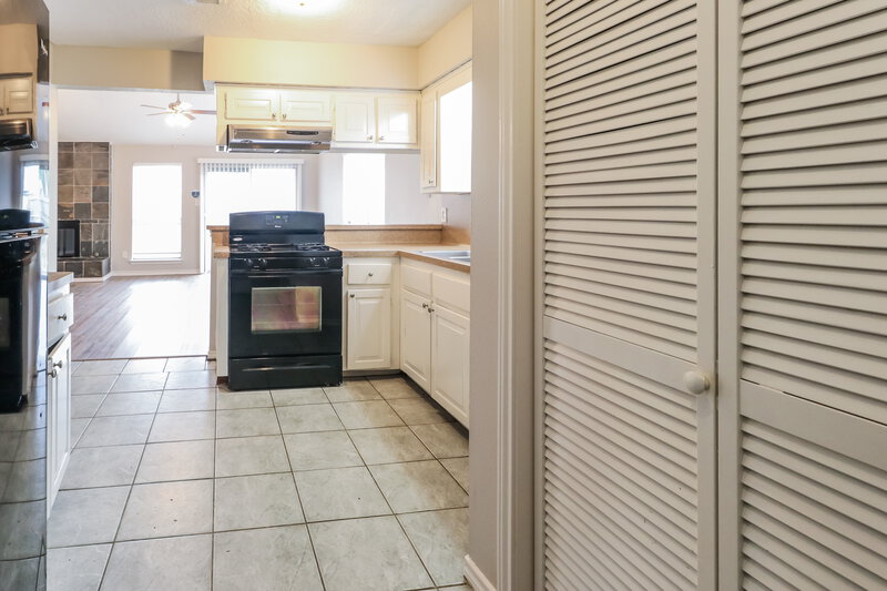 1,995/Mo, 9418 Cedar Point Cir Houston, TX 77070 Kitchen View 2