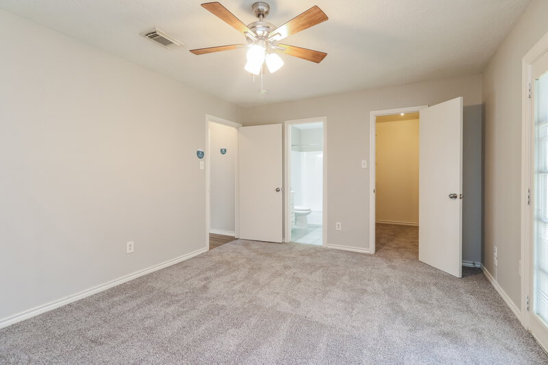 1,995/Mo, 9418 Cedar Point Cir Houston, TX 77070 Main Bedroom View