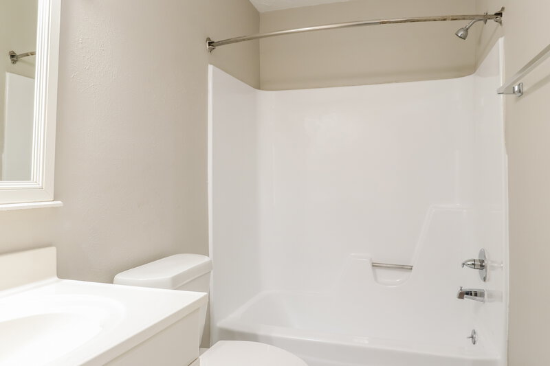 1,995/Mo, 9418 Cedar Point Cir Houston, TX 77070 Main Bathroom View