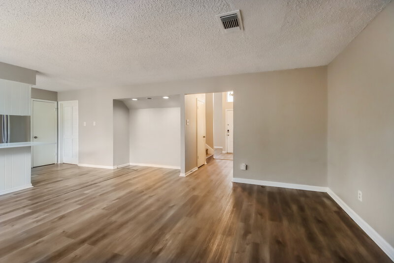 2,105/Mo, 17331 Glenhew Rd Humble, TX 77396 Living Room View 2