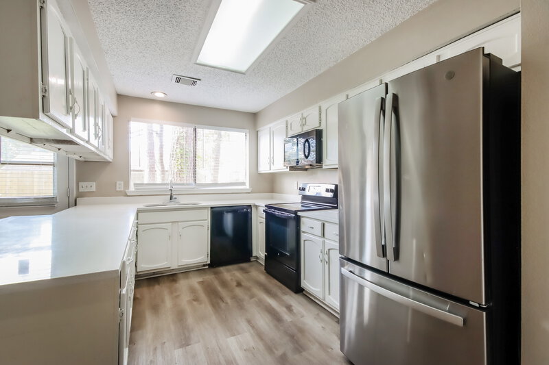 2,105/Mo, 17331 Glenhew Rd Humble, TX 77396 Kitchen View