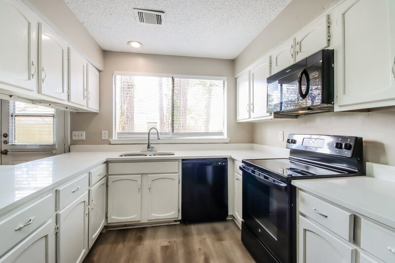 2,105/Mo, 17331 Glenhew Rd Humble, TX 77396 Kitchen View 2