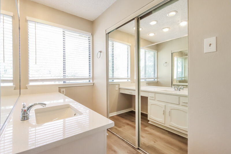 2,105/Mo, 17331 Glenhew Rd Humble, TX 77396 Main Bathroom View
