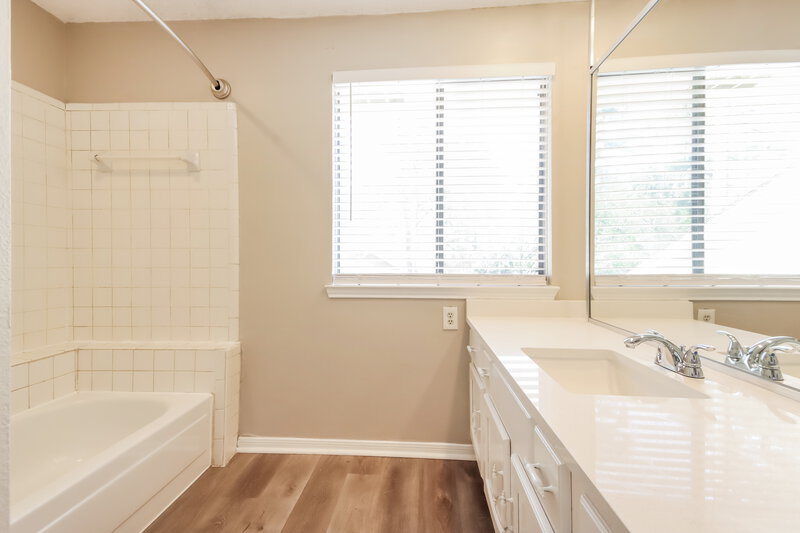2,105/Mo, 17331 Glenhew Rd Humble, TX 77396 Main Bathroom View 2