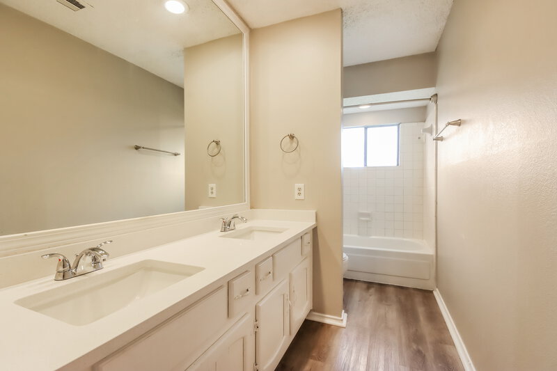 2,105/Mo, 17331 Glenhew Rd Humble, TX 77396 Bathroom View