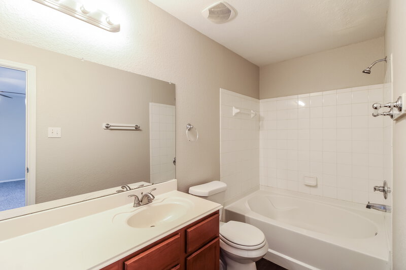 2,280/Mo, 12451 Sterlingstone Dr Houston, TX 77066 Main Bathroom View