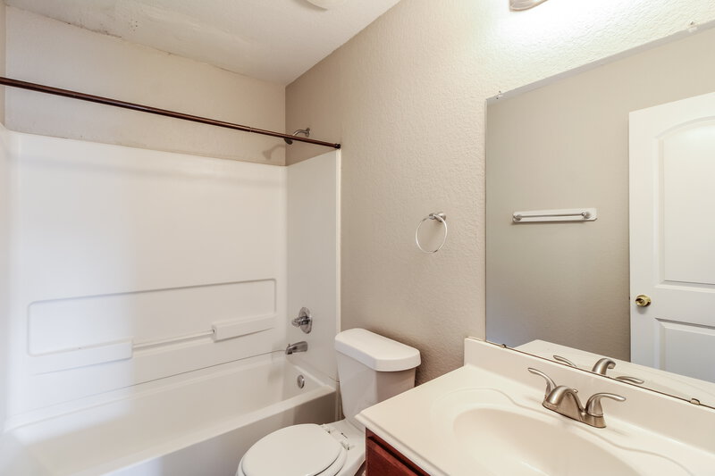 2,280/Mo, 12451 Sterlingstone Dr Houston, TX 77066 Bathroom View