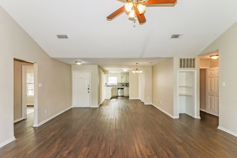 1,720/Mo, 5410 Village Springs Dr Kingwood, TX 77339 Living Room View 2