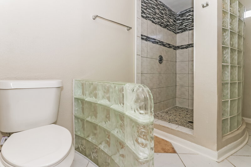 1,720/Mo, 5410 Village Springs Dr Kingwood, TX 77339 Main Bathroom View