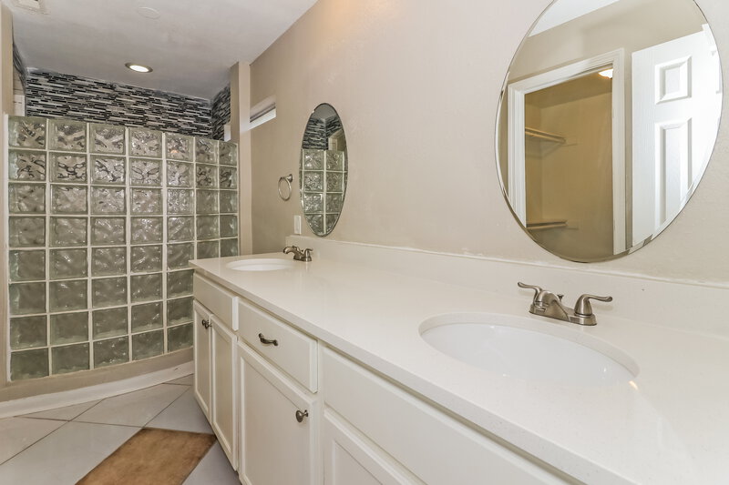 1,720/Mo, 5410 Village Springs Dr Kingwood, TX 77339 Main Bathroom View 2