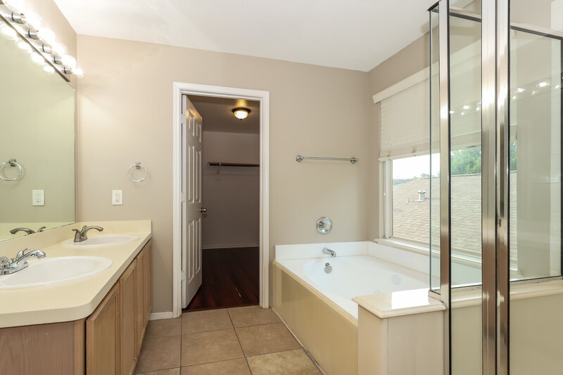 1,795/Mo, 19119 Royal Isle Dr Tomball, TX 77375 Main Bathroom View