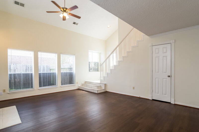 2,150/Mo, 5635 Fawn Trail Ln Humble, TX 77346 Living Room View 2