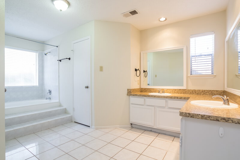 2,150/Mo, 5635 Fawn Trail Ln Humble, TX 77346 Master Bathroom View