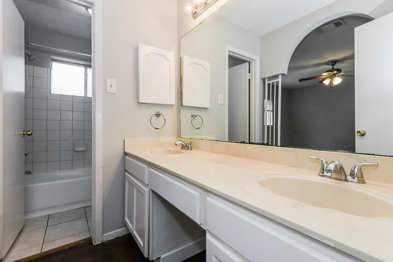 1,765/Mo, 20015 Bishops Gate Ln Humble, TX 77338 Main Bathroom View 2