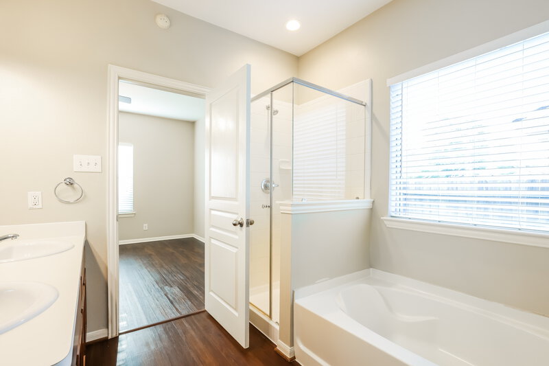 2,275/Mo, 24642 Sandusky Dr Tomball, TX 77375 Main Bathroom View 2