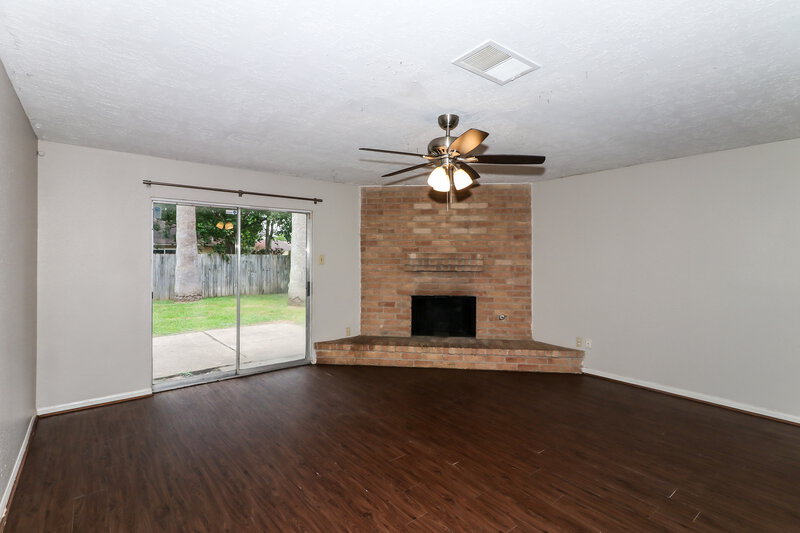 1,750/Mo, 6527 La Violetta Dr Houston, TX 77083 Living Room View