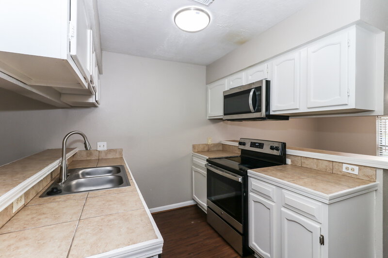 1,750/Mo, 6527 La Violetta Dr Houston, TX 77083 Kitchen View