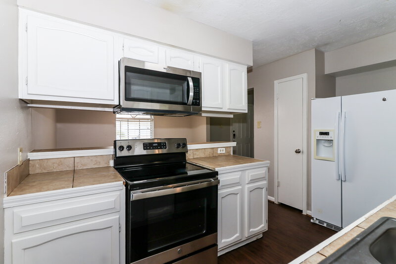 1,750/Mo, 6527 La Violetta Dr Houston, TX 77083 Kitchen View 2