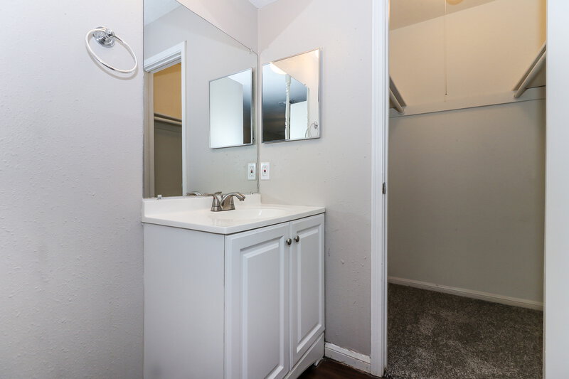 1,750/Mo, 6527 La Violetta Dr Houston, TX 77083 Main Bathroom View
