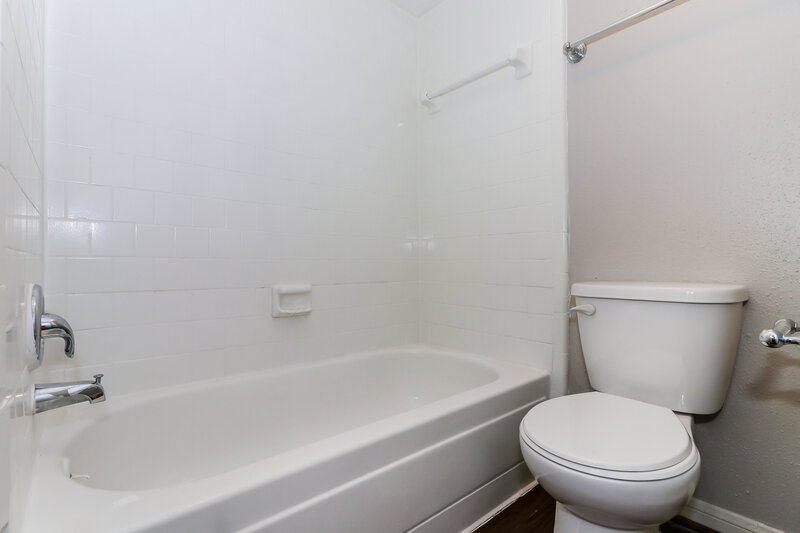 1,750/Mo, 6527 La Violetta Dr Houston, TX 77083 Main Bathroom View 2