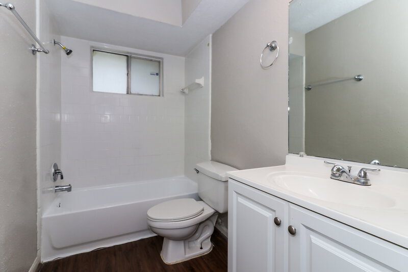 1,750/Mo, 6527 La Violetta Dr Houston, TX 77083 Bathroom View