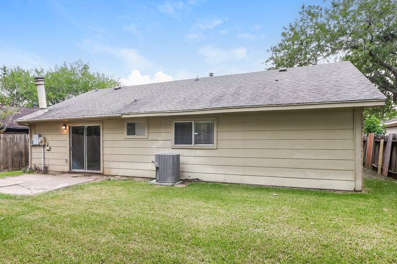 1,750/Mo, 6527 La Violetta Dr Houston, TX 77083 Rear View