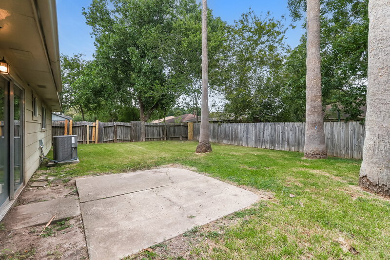 1,750/Mo, 6527 La Violetta Dr Houston, TX 77083 Backyard View