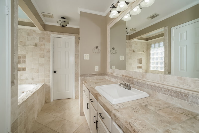 1,800/Mo, 12247 Westlock Dr Tomball, TX 77377 Main Bathroom View