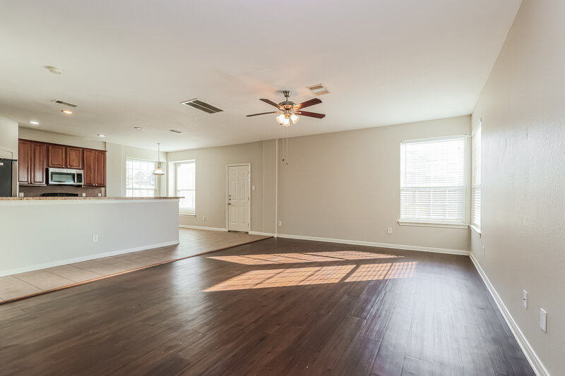 1,900/Mo, 9831 W Jennifer Way Dr Houston, TX 77075 Living Room View 2