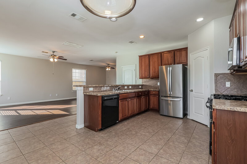 1,900/Mo, 9831 W Jennifer Way Dr Houston, TX 77075 Kitchen View 2