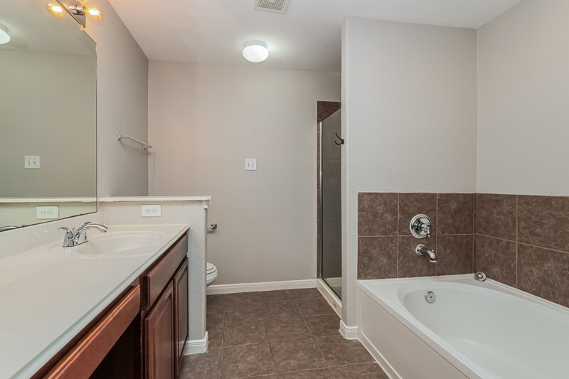 1,900/Mo, 9831 W Jennifer Way Dr Houston, TX 77075 Main Bathroom View