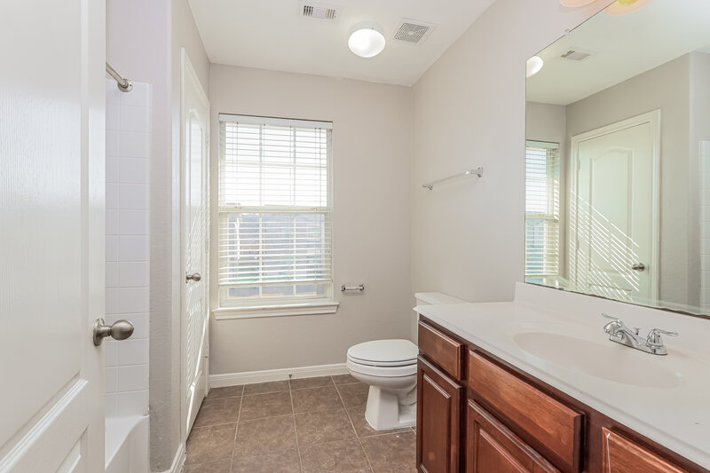 1,900/Mo, 9831 W Jennifer Way Dr Houston, TX 77075 Main Bathroom View 2