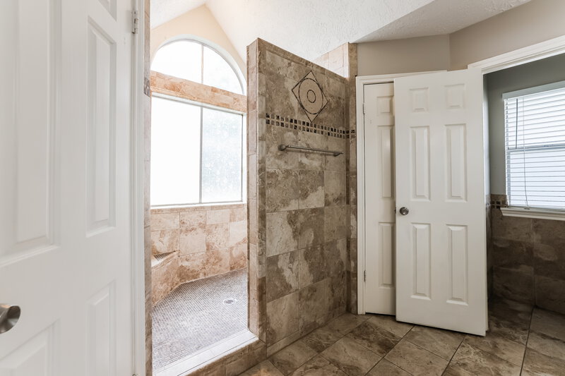 1,940/Mo, 9811 Churchill Way Dr Houston, TX 77065 Main Bathroom View