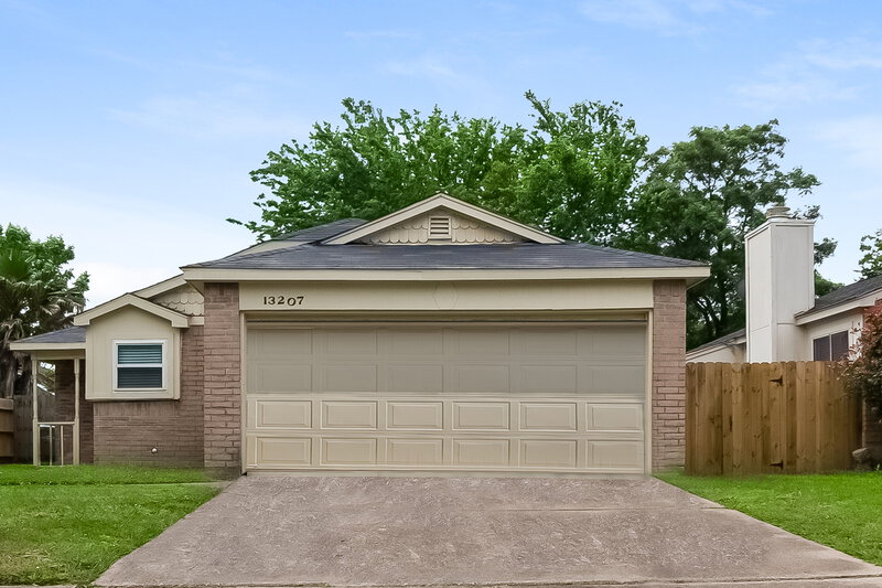 2,000/Mo, 13207 Pebblewalk Cir S Houston, TX 77041 External View