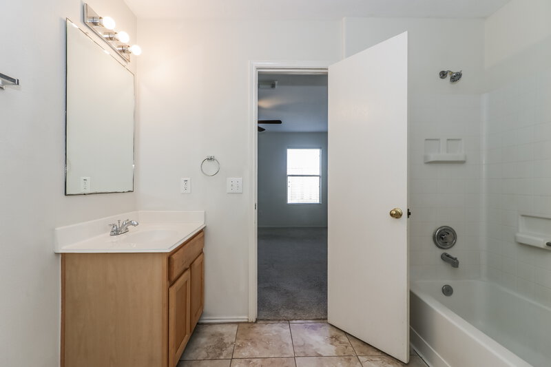 2,195/Mo, 3826 Rowlock Vine Dr Houston, TX 77084 Main Bathroom View