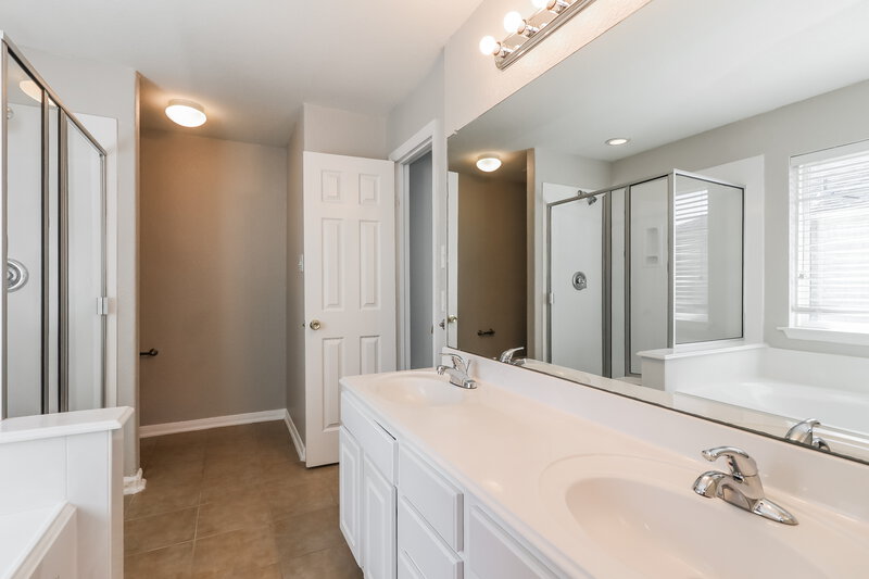 2,595/Mo, 2017 Sandy Bank Ln Pearland, TX 77581 Main Bathroom View