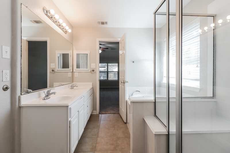 2,595/Mo, 2017 Sandy Bank Ln Pearland, TX 77581 Main Bathroom View 2
